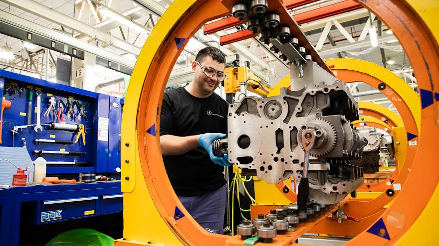 Mercedes Benz trabaja en remanufactura de motores y cajas.