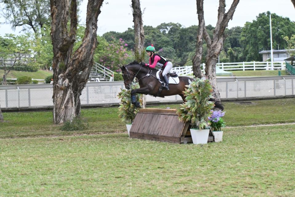 溫雅思 （Jessica Williams ）及其馬拍檔大眾精英（New Elegance）以累積分 37 分 繼續穩坐「三項馬王」寶座。