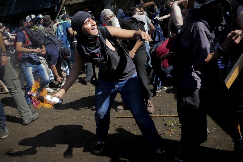 FOTOS: Disturbios fuera del Congreso argentino por reforma de pensiones