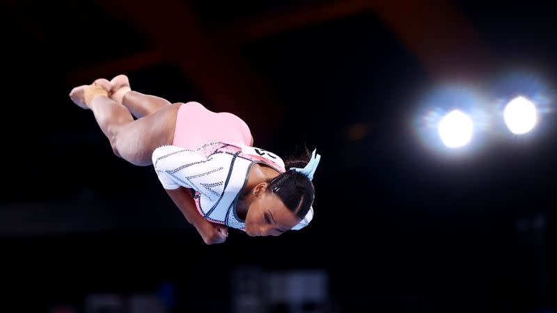 Foto del domingo de la gimnasta brasileña Rebeca Andrade en acción durante la final de salto