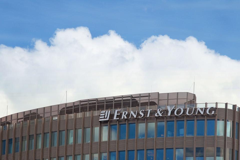 Ernst & Young heißt heute EY und platziert sich direkt hinter Branchen-Konkurrent PWC auf Platz drei der attraktivsten Unternehmen. Im Gegensatz zu PWC ist EY allerdings um ein vielfaches größer und beschäftigt über 190.000 Mitarbeiter in 150 Ländern. Wer es im Unternehmen für Wirtschaftsprüfung, Steuer- und Unternehmensberatung schafft, hat im Anschluss gute Chance auf eine selbstständige Karriere.