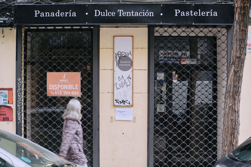 在馬德里隨處可見因不敵能源危機，拉下鐵門的麵包甜點店。中央社記者胡家綺馬德里攝 111年12月3日