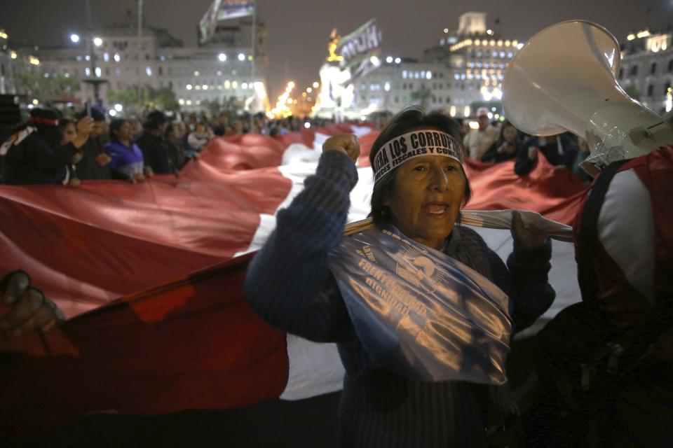 Manifestantes corean consignas contra legisladores durante una marcha en apoyo de un referéndum sobre medidas anticorrupción propuesto por el presidente Martín Vizcarra, en la Plaza San Martín de Lima, Perú, el 18 de septiembre de 2018. (AP Foto/Martín Mejía)