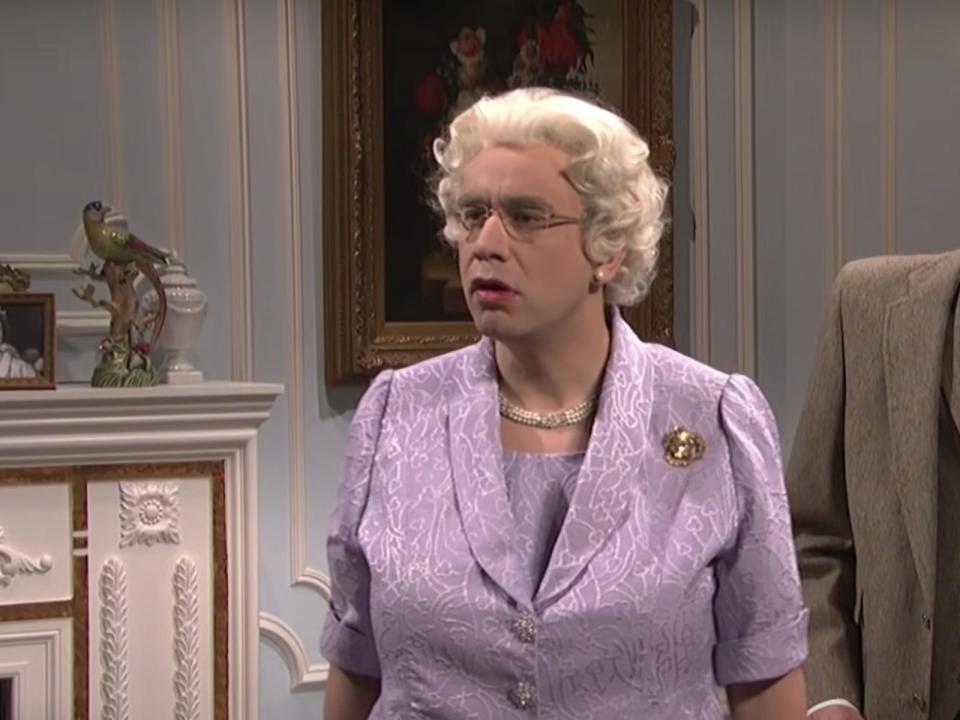 Fred Armisen plays Queen Elizabeth on SNL