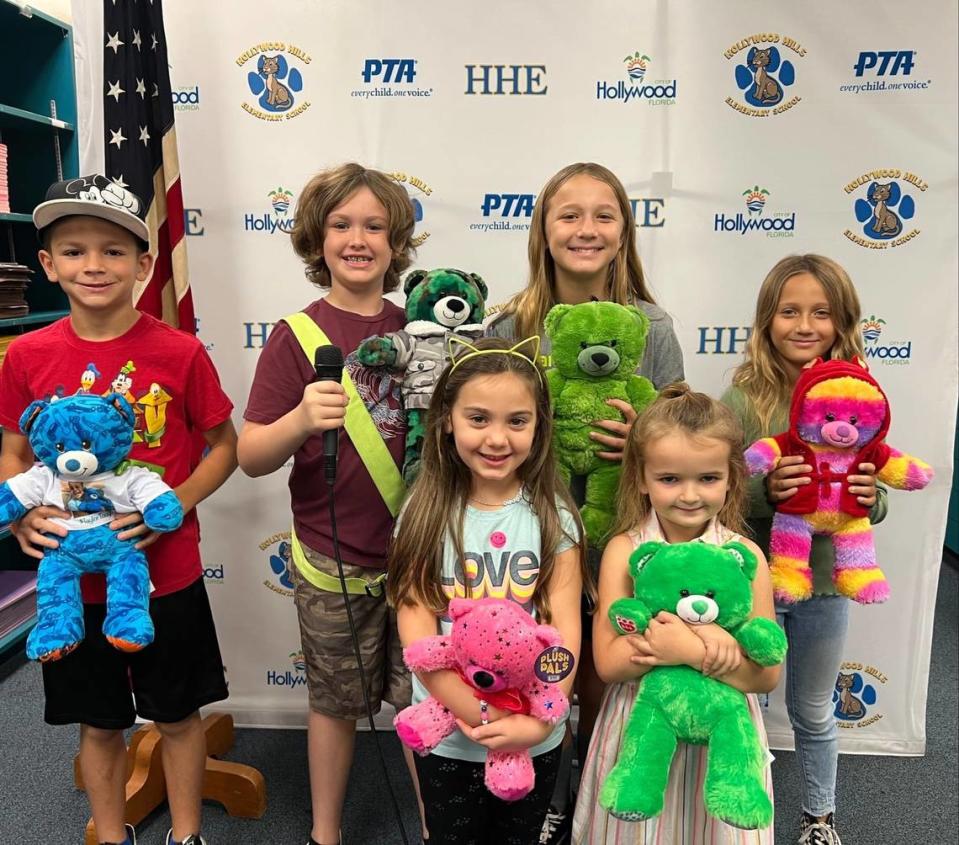 Una foto de estudiantes de la escuela primaria Hollywood Hills sosteniendo osos de peluche. La escuela recolectó osos de peluche para donarlos a los equipos de primeros auxilios en memoria de Taylor Bishop.