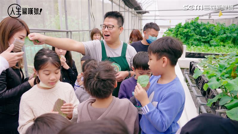 江啟峰開創全台灣第一間魚菜共生農場，不少人會到農場參觀，體驗食安教育。（圖／記者羅正輝攝影）