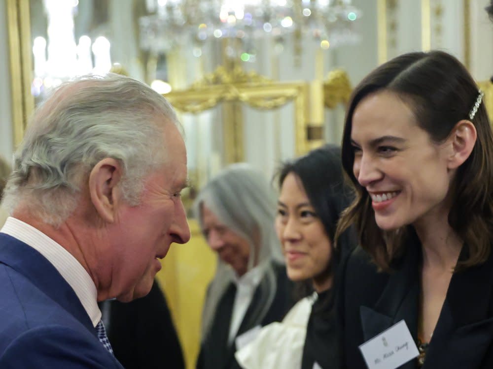 König Charles III. mit Alexa Chung im Buckingham Palast. (Bild: Chris Jackson - WPA Pool/Getty Images)