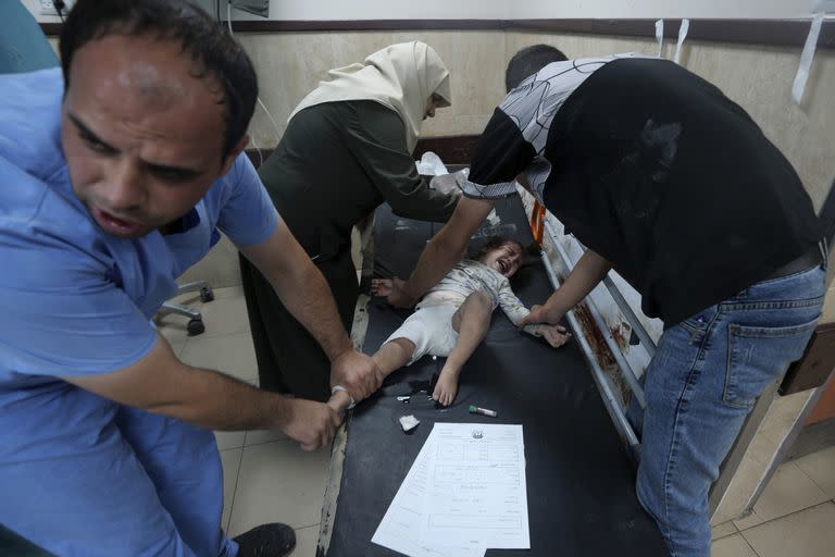 Un niño palestino herido en el bombardeo israelí de la Franja de Gaza recibe tratamiento en el hospital Al-Aqsa, de Deir al-Balah, el 31 de octubre de 2023. (AP/Adel Hana)