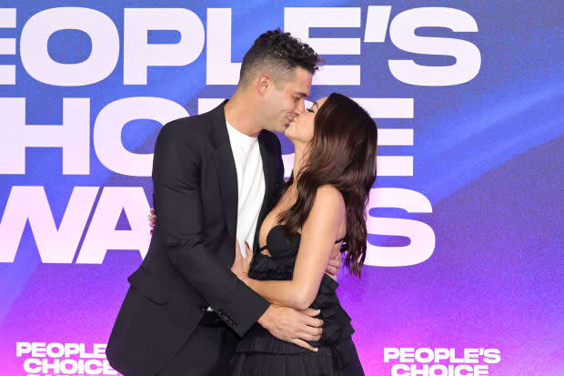 SANTA MONICA, CALIFORNIA - DECEMBER 06: (L-R) Wells Adams and Sarah Hyland attend the 2022 People's Choice Awards at Barker Hangar on December 06, 2022 in Santa Monica, California. (Photo by Amy Sussman/Getty Images )<p><a href="https://www.gettyimages.com/detail/1447270879" rel="nofollow noopener" target="_blank" data-ylk="slk:Amy Sussman/Getty Images;elm:context_link;itc:0;sec:content-canvas" class="link ">Amy Sussman/Getty Images</a></p>