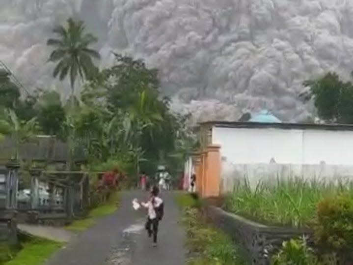 People flee as Mount Semeru in Indonesia erupts