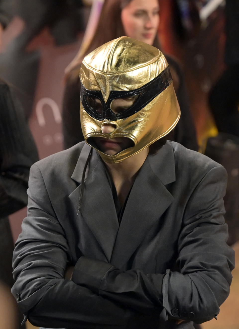 En la foto Timothée Chalamet posa con la máscara que le prestó un fan en la alfombra roja del estreno de 