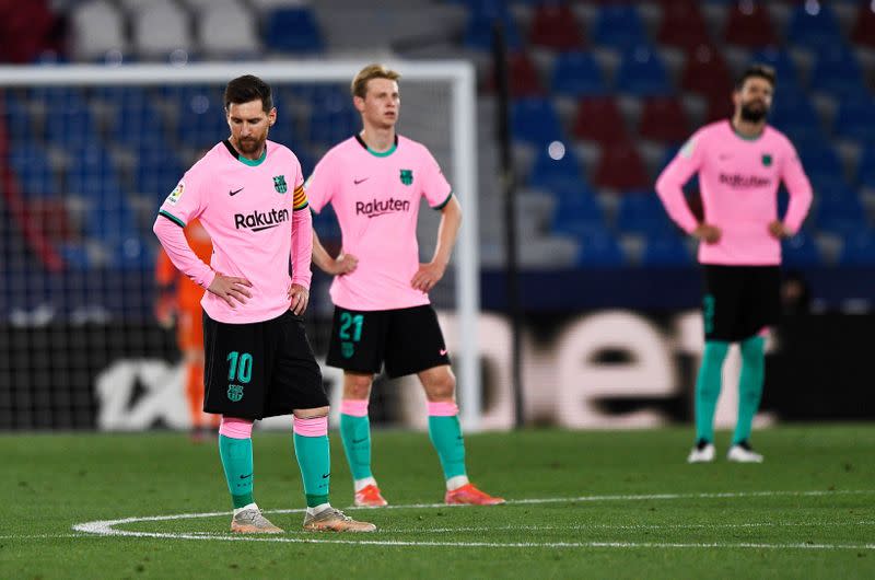El atacante del FC Barcelona Lionel Messi reacciona tras el empate del Levante en el partido por La Liga española de fútbol, en el Estadi Ciutat de Valencia, Valencia, España