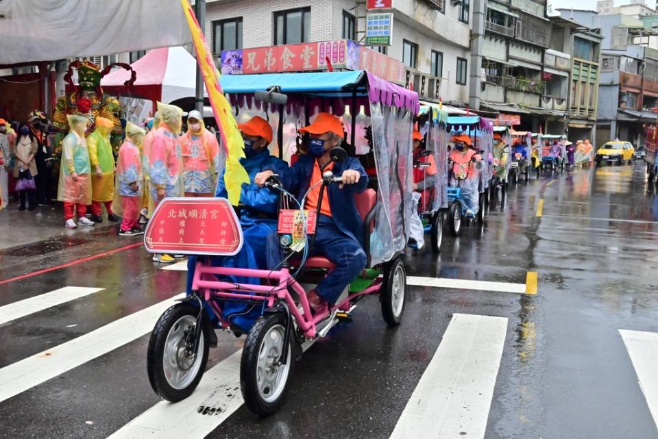 《圖說》首創電動四輪車陪同二媽回娘家。〈金山區公所提供〉