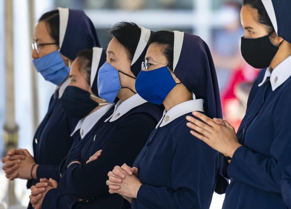 <span class="caption">Some church members have no problem wearing masks; others say it's an unconstitutional mandate.</span> <span class="attribution"><a class="link " href="https://www.gettyimages.com/detail/news-photo/sisters-pray-during-an-outdoor-mass-at-christ-cathedral-in-news-photo/1257669619?adppopup=true" rel="nofollow noopener" target="_blank" data-ylk="slk:Leonard Ortiz/MediaNews Group/Orange County Register via Getty Images;elm:context_link;itc:0;sec:content-canvas">Leonard Ortiz/MediaNews Group/Orange County Register via Getty Images</a></span>