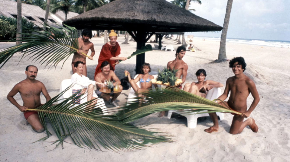 Dans Les Bronzés à la plage, la troupe du Splendid moque gentiment les travers des hôtels-clubs. Trinacra Films