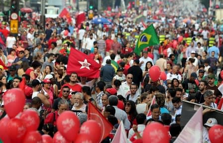 Demonstrators take part in a protest in support of Brazil's President Dilma Rousseff's appointment of Brazil's former President Luiz Inacio Lula da Silva as her chief of staff, at Paulista avenue in Sao Paulo, Brazil, March 18, 2016. REUTERS/Paulo Whitaker