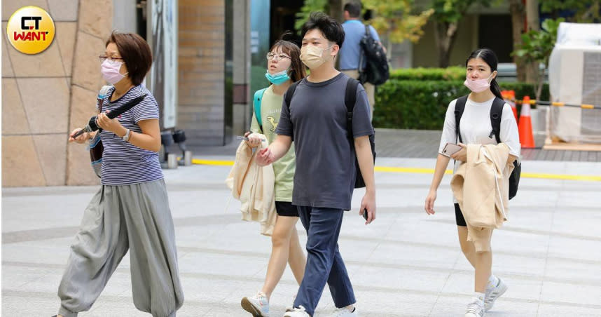 今日台灣各地為多雲到晴的天氣，各地高溫普遍在31到36度。（圖／方萬民攝）