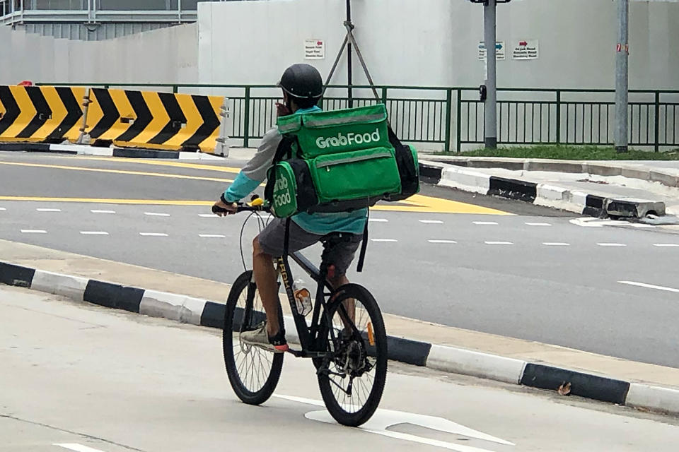 A GrabFood delivery rider. (PHOTO: Dhany Osman / Yahoo News Singapore)