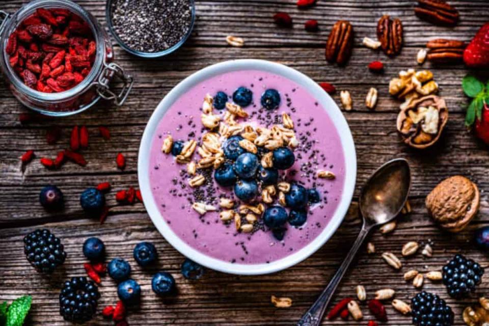 Prepara este tazón de yogurt con frutos rojos es un desayuno delicioso y completo. / Foto: Pexels
