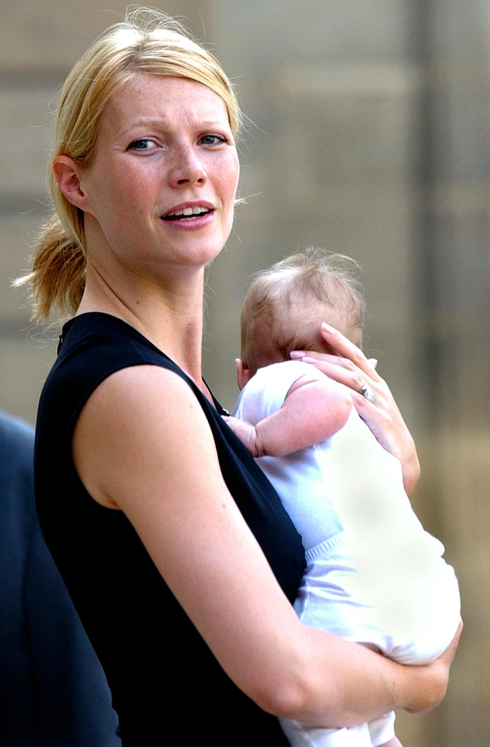 U.S. actress Gwyneth Paltrow holds her baby Apple upon her arrival at the Elysee Palace September 5, 2004 for a ceremony to award U.S. director Steven Spielberg Chevalier de la Legion d'honneur by French President Jacques Chirac. REUTERS/Jacques Brinon/Pool PP04090085  PW/FM/JV