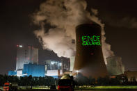 <p>Mit einem Laser-Beamer projizieren Mitglieder der Grünen Jugend den Schriftzug „Ende Gelände“ auf einen Meiler des Kohlekraftwerks Niederaußem. (Bild: ddp Images) </p>
