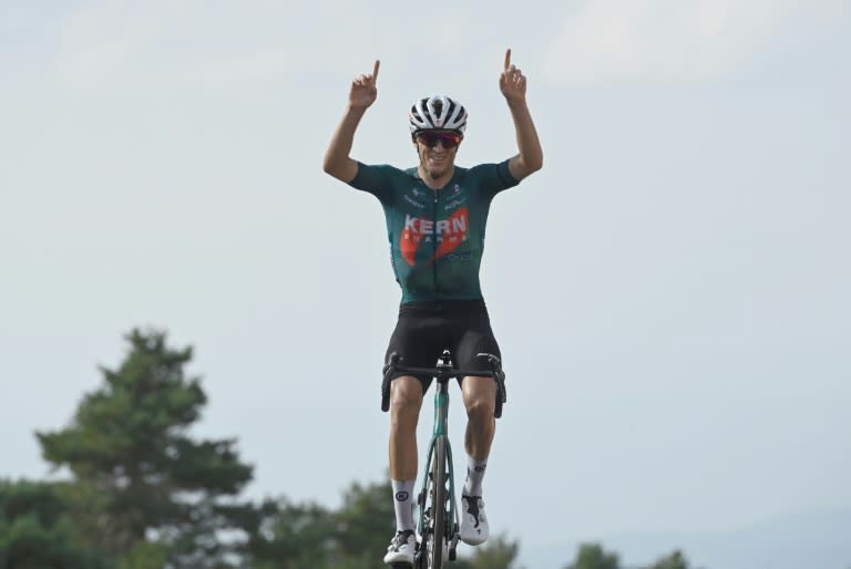 Pablo Castrillo points skywards as he wins on the Montana de Manzaneda (MIGUEL RIOPA)