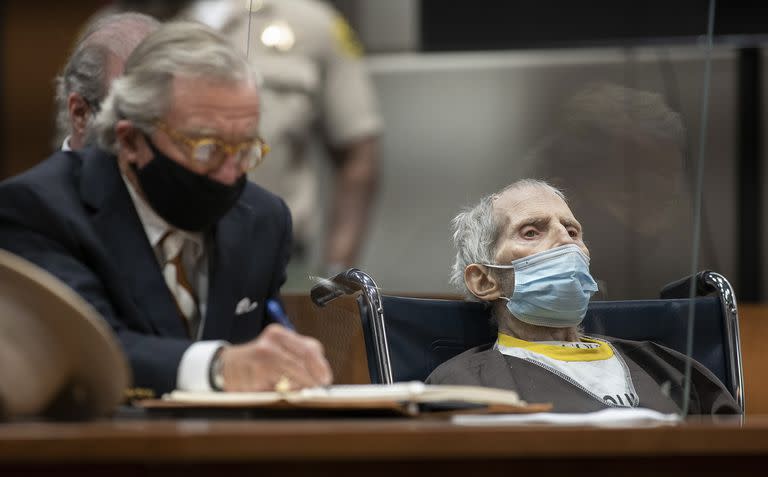 El empresario Robert Durst, en una silla de ruedas, al lado de su abogado Dick DeGuerin, durante la audiencia en la que fue sentenciado a prisión perpetua sin derecho a libertad condicional, el jueves 14 de octubre de 2021