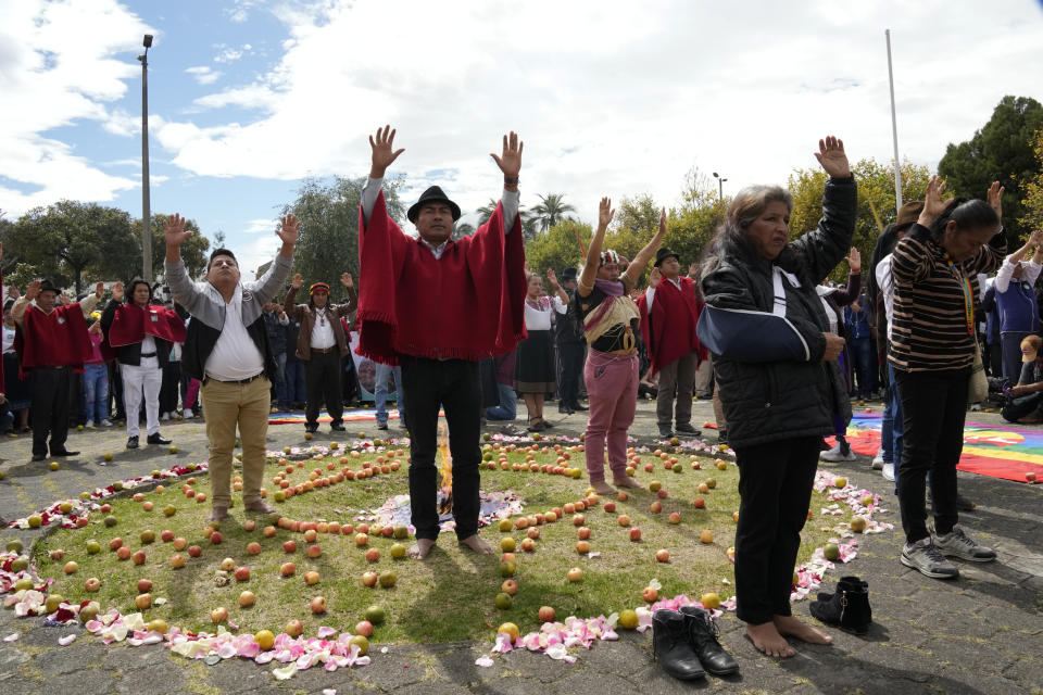 Integrantes de la comunidad indígena realizan una ceremonia antes de marchar hacia la Asamblea Nacional para presentar un proyecto de ley para una consulta libre, previa e informada en Quito, Ecuador, el martes 2 de julio de 2024. La propuesta de ley busca que las autoridades consulten, además de informar, a las comunidades con antelación a que se realicen proyectos en su territorio. (AP Foto/Dolores Ochoa)