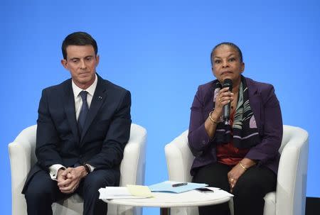 French Prime minister Manuel Valls (L) listens as French Justice minister Christiane Taubira speaks during a press conference to present reform proposals, agreed by the government today, at the Elysee Palace in Paris, France, December 23, 2015. REUTERS/Eric Feferberg/Pool