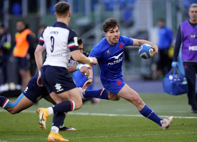 Ethan Dumortier, corre y elude a Stephen Varney, de la selección de Italia durante el partido disputado en el estadio Olímpico de Roma