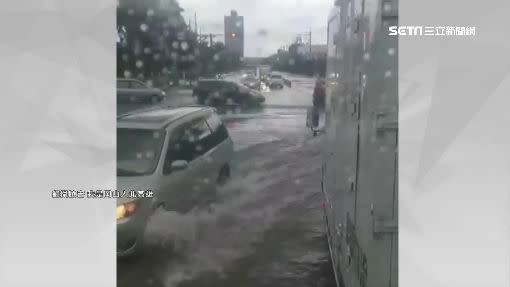 岡山各地馬路幾乎被淹成河道。（圖／翻攝自「我是岡山人北高雄」臉書）