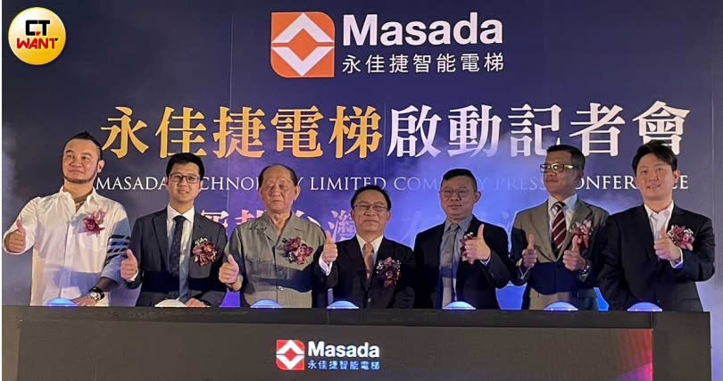 Masada「永佳捷」18日舉行電梯啟動儀式，圖左起為新理想董座葉清宗、三聯科技董座林大鈞、瑞築建設董座陳朝城、永佳捷許作名、大華建設董座鄭斯聰、永彰科技董座顏明宏與春虹建設副董黃宗元。（圖／李蕙璇攝）