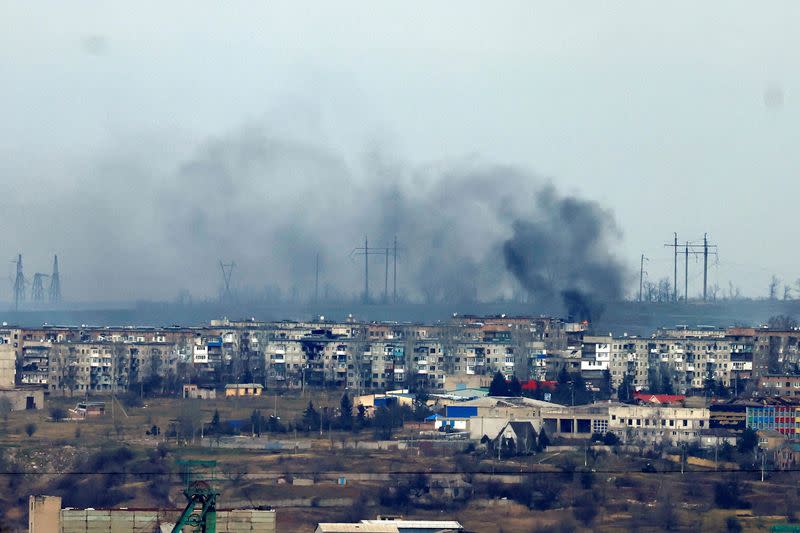 FOTO DE ARCHIVO. El humo se eleva desde los ataques contra la ciudad de Soledar, en la línea del frente, mientras continúa el ataque de Rusia contra Ucrania, visto desde Bajmut, Ucrania