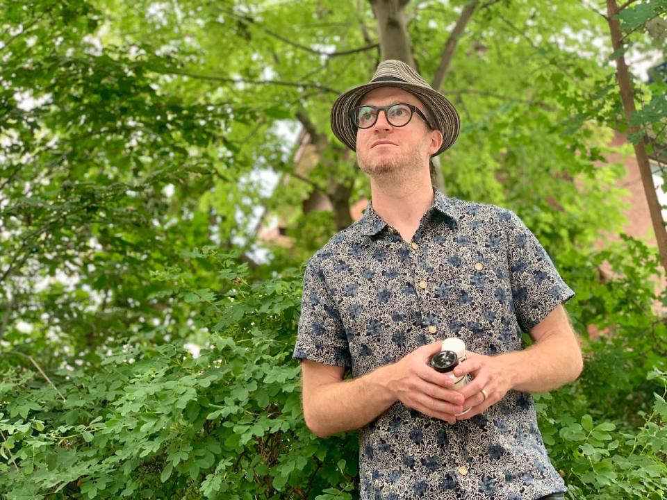 Stephen Spong, who lives in downtown Toronto, clutches the allergy medications that keep him from being a wheezy, bloodshot-eyed mess all summer long. The 37-year-old says his seasonal allergies are getting worse — and he's not alone. Many city-dwellers across the country have noticed their symptoms worsening in recent years.