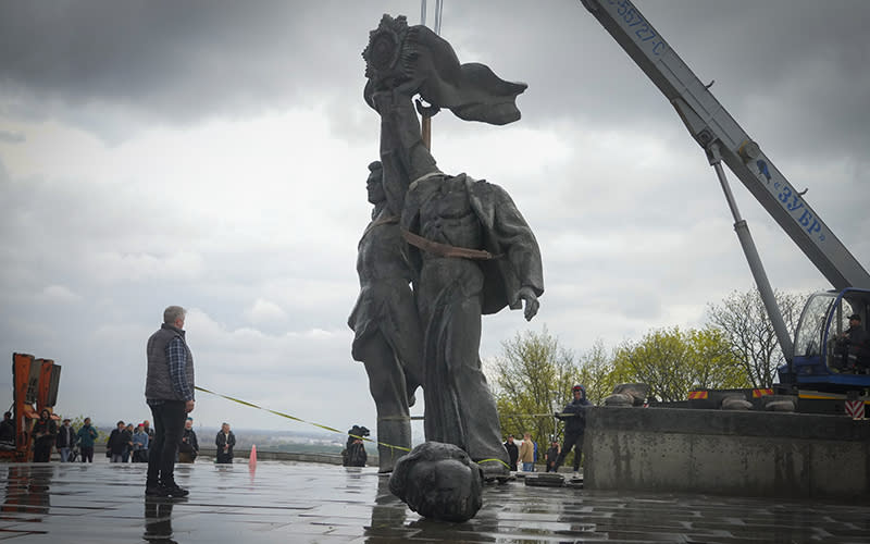 A Soviet-era monument to friendship between the Ukrainian and Russian nations was demolished in central Kyiv, Ukraine, on April 26 amid Russia’s ongoing invasion of Ukraine. <em>Associated Press/Efrem Lukatsky</em>