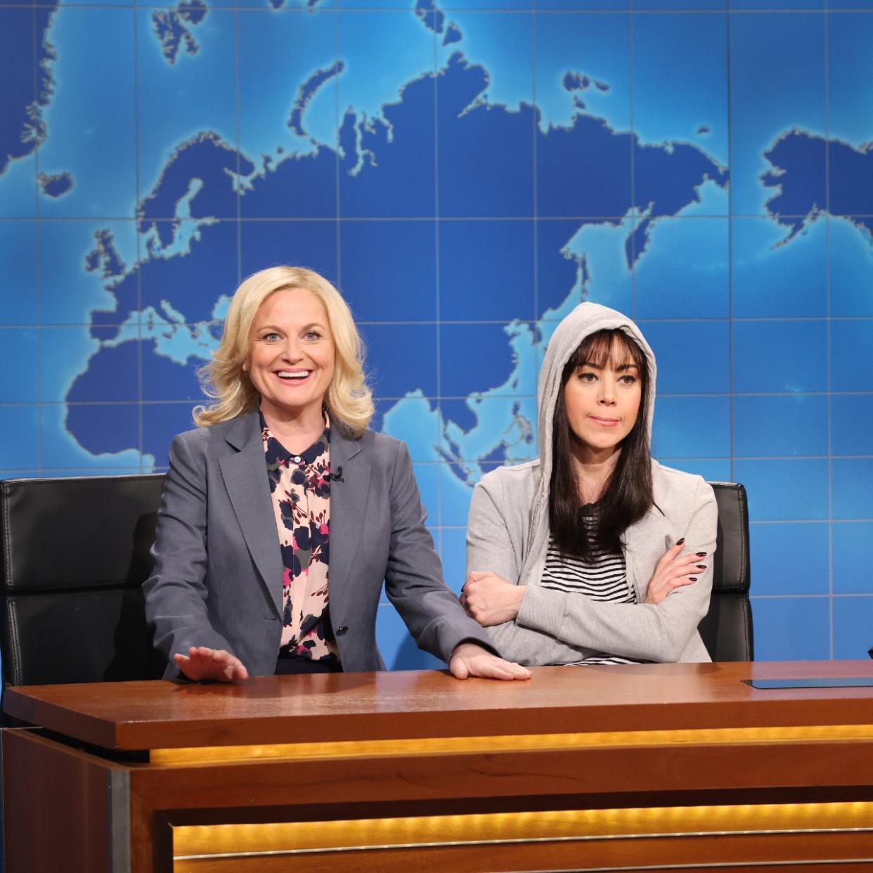  Aubrey Plaza, Sam Smith Episode 1836 -- Pictured: (l-r) Amy Poehler as Leslie Knope, Host Aubrey Plaza as April Ludgate, and anchor Colin Jost during Weekend Update on Saturday, January 21, 2023 