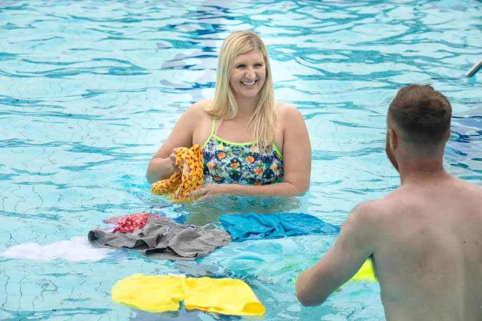 Rebecca Adlington en una piscina probando algunos de los trajes de baño. (On The Beach)