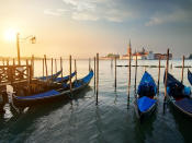 <p>Für manche gibt es nichts Romantischeres als eine Gondelfahrt in Venedig. Die Stadt gehört aber zu den teuersten Reisezielen der Welt. Hoppa ermittelte durchschnittliche Kosten von 345,61 Euro. (Bild-Copyright: Givaga/Shotshop.com/ddp images) </p>