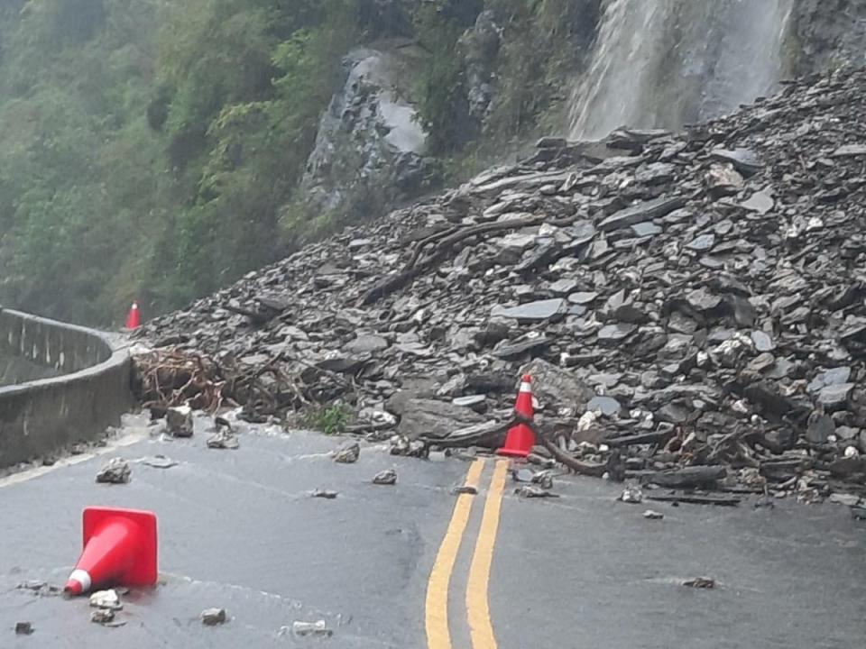 ▲台東延平鄉鸞山197線45k往台東方向，因為豪雨而有土石滑落。（圖/翻攝延平鄉公所臉書）