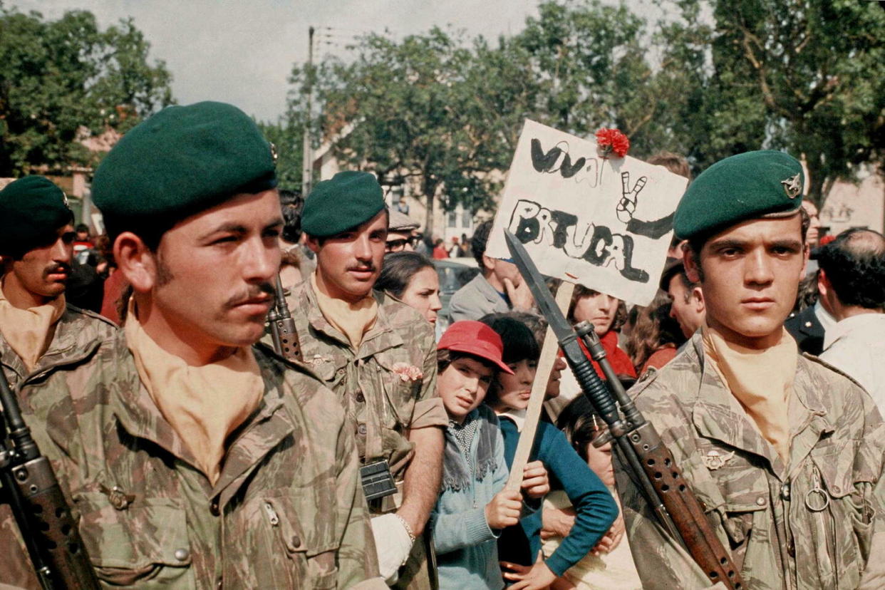 Le 1er mai 1975, les Lisboètes et des militaires portugais célèbrent le soulèvement du 24 avril qui conduit à la chute du régime autoritaire salazariste, en place depuis 1933.    - Credit:Freire/Sipa