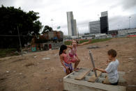 <p>Children play in the Vila Autodromo slum, next to the 2016 Rio Olympic Park, in Rio de Janeiro, Brazil, July 29, 2016. (REUTERS/Ricardo Moraes)</p>