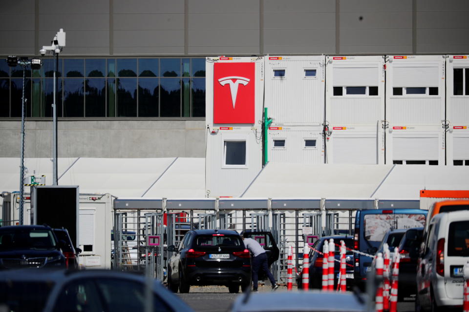 Golygfa yn dangos y fynedfa i safle adeiladu'r Tesla Gigafactory yn y dyfodol yn Gruenheide ger Berlin, yr Almaen, Awst 12, 2021. REUTERS/Hannibal Hanschke