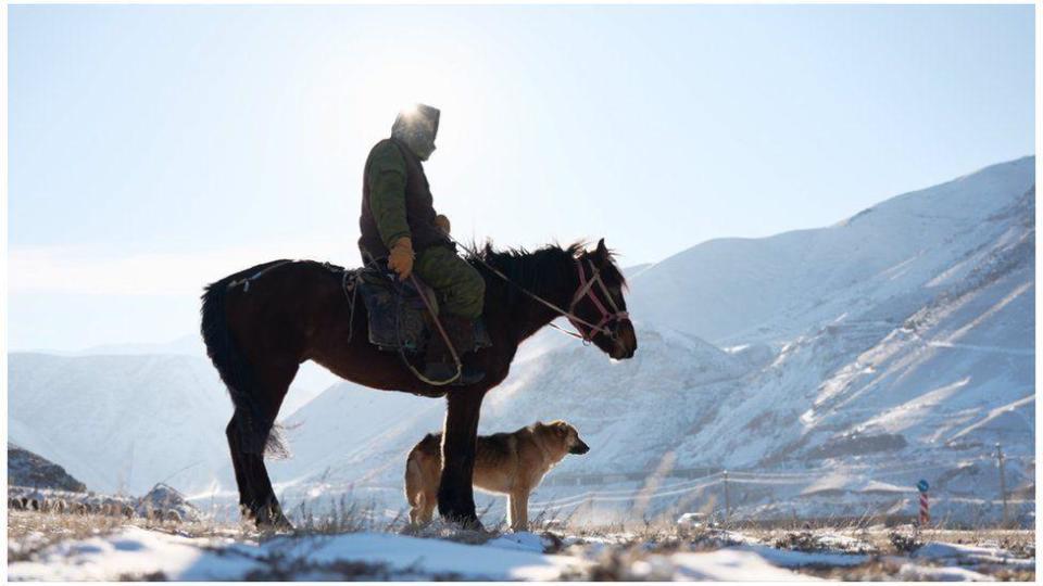 Un hombre montado en un caballo en Kirguistán