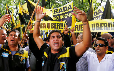 Taxi drivers protest against Uber Technologies Inc. in Buenos Aires, Argentina, April 20, 2016. REUTERS/Enrique Marcarian/File photo