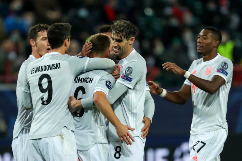 Jugadores del Bayern celebran un gol en el triunfo sobre Lokomotiv de Moscú por el Grupo A de la Liga de Campeones