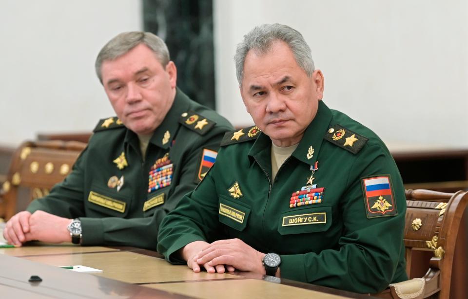 Russian Defense Minister Sergei Shoigu, right, and Head of the General Staff of the Armed Forces of Russia Valery Gerasimov (Sputnik)