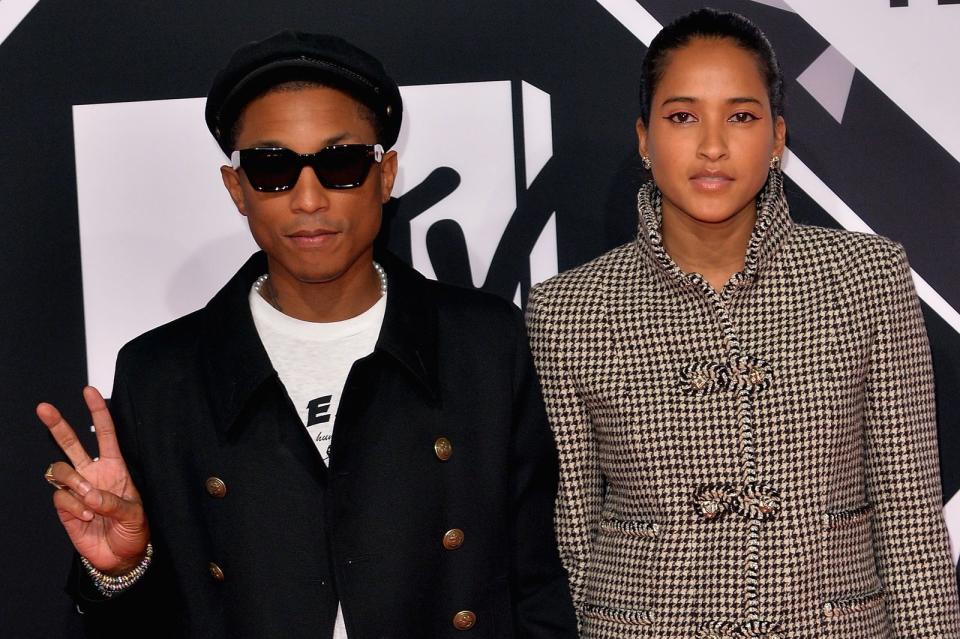 Pharrell Williams und Helen Lasichanh hatten Anfang 2017 gleich dreifach Glück. Die Ehefrau des "Happy"-Sängers brachte Drillinge zur Welt. Williams und Lasichanh sind seit Oktober 2013 verheiratet. Ein Paar sind die beiden aber schon länger, 2008 war der Erstgeborene Rocket zur Welt gekommen. (Bild: Anthony Harvey/Getty Images for MTV)