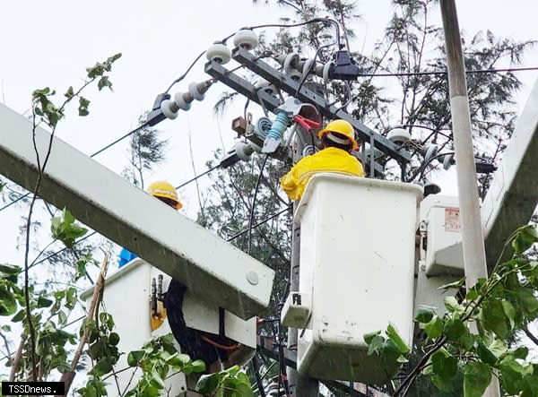 山陀兒颱風造成屏東縣離島的琉球鄉三千餘戶停電，經台電公司人員搶修全數復電。（記者毛莉攝）