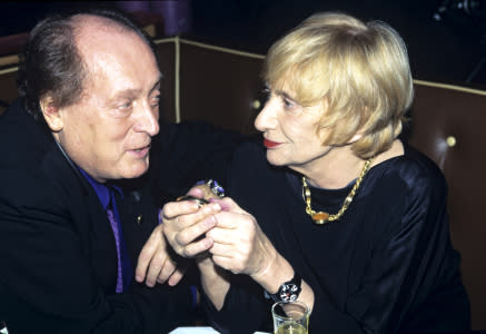 Jean-Yves Bouvier Celebrates The 1St Anniversary Of His Restaurant Les Bains In Paris. Paris, novembre 1998 : Jean-Yves Bouvier fête le 1er anniversaire de son restaurant des Bains : Françoise SAGAN s'entretenant avec Frédéric BOTTON.. (Photo by Kasia Wandycz/Paris Match via Getty Images)