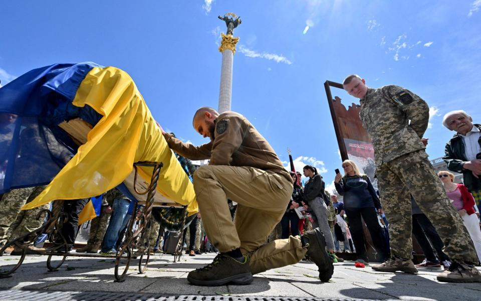 Ukrainian servicemen mourn a Battalion Commander Oleh Kutsyn - AFP 